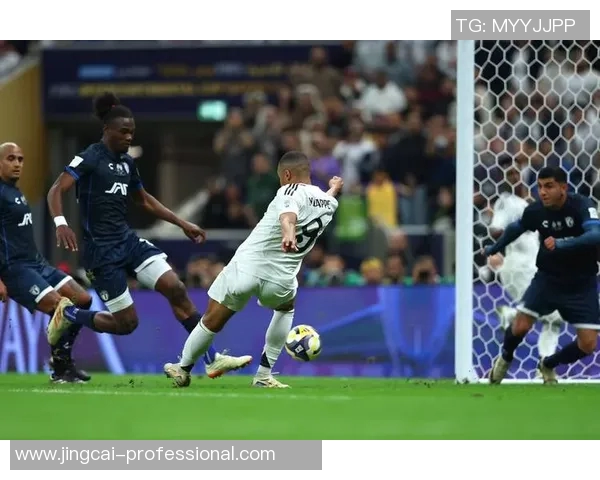 曼联狂胜皇马6-2帽子戏法引发争议判罚全场沸腾